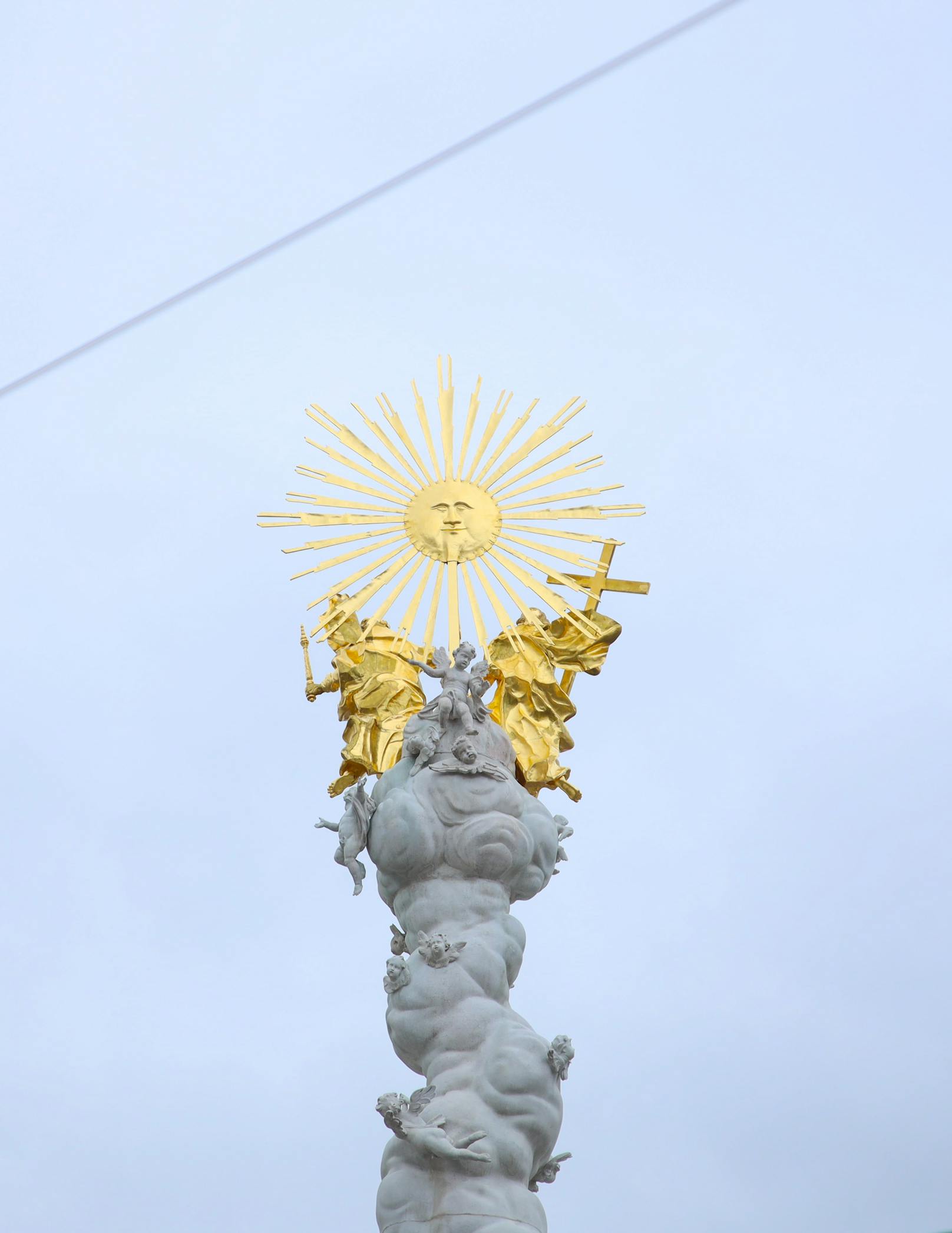Die vergoldete Figurengruppe mit Strahlenkranz an der Spitze der Säule wurde frisch restauriert.