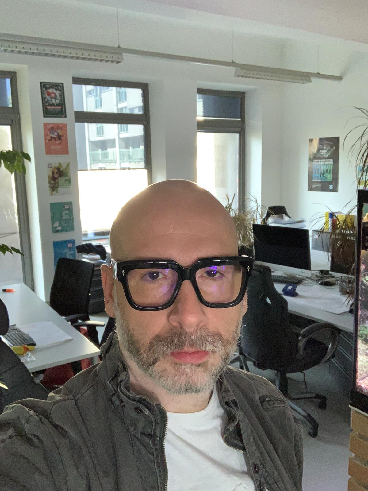 Laszlo Jakabffy hätte 40 Festivals beliefert. Der Festival-Profi sitzt derzeit alleine im Großraumbüro.