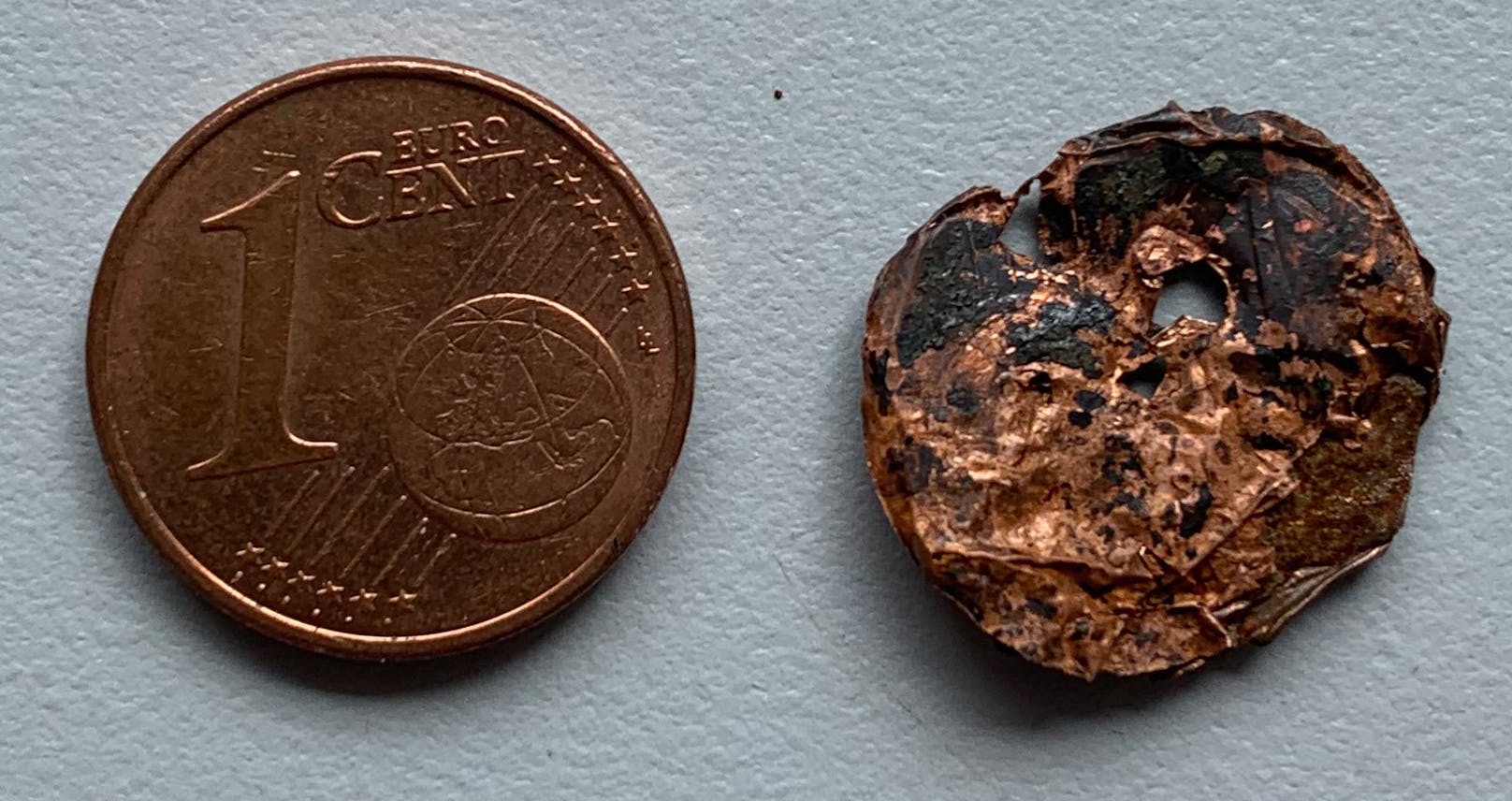 Diese Münze (rechts) steckte monatelang in der Lunge von Bernd Berger