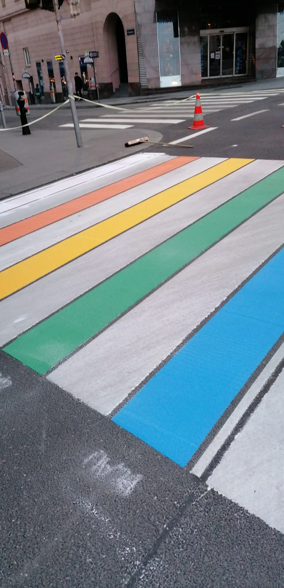 Der bunte Zebrastreifen ist vor dem Apollo Kino.