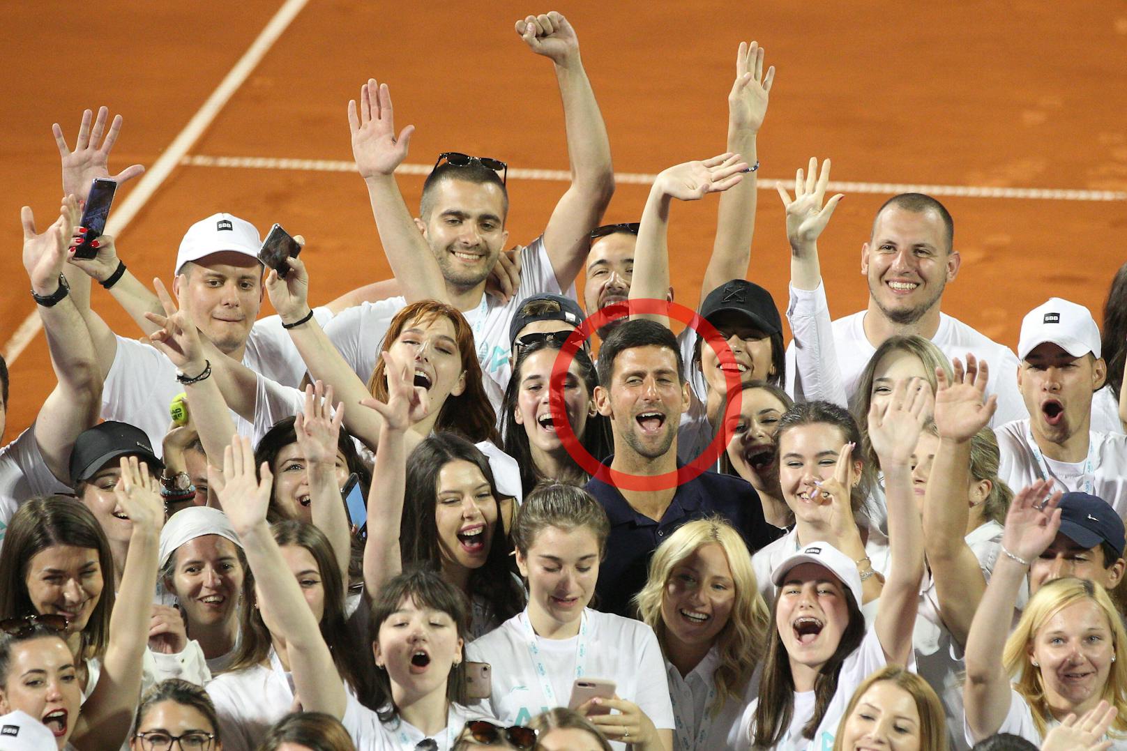 Novak Djokovic nimmt in Belgrad ein Bad in der Fan-Menge