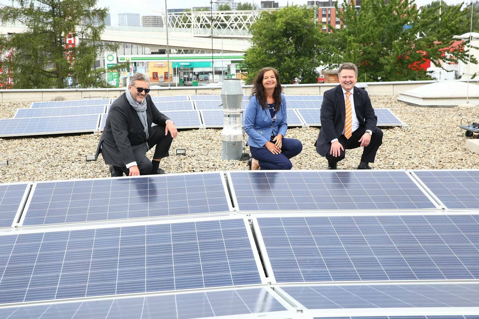 Gesundheitsstadtrat Peter Hacker, Umweltstadträtin Ulli Sima und Bürgermeister Michael Ludwig (v.l.n.r.) präsentierten die neue Photovoltaikanlage auf dem Dach der Rettungsstation Arsenal in Wien-Landstraße.