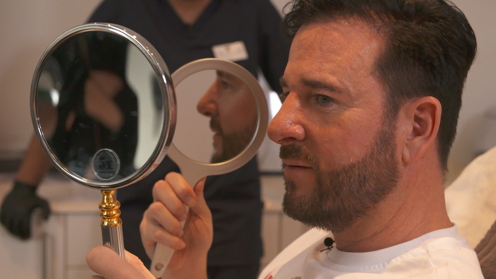 Der Wendler sieht erstmals seine neue Nase: Er ist zufrieden.&nbsp;