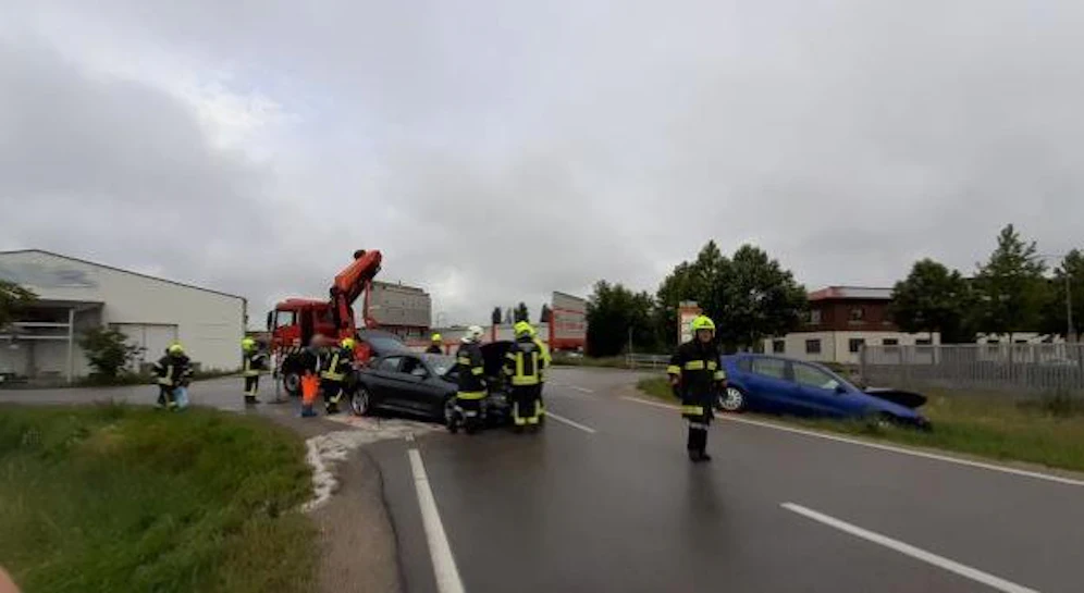 Alko-Crash in Retz, die Feuerwehr barg die Autos.