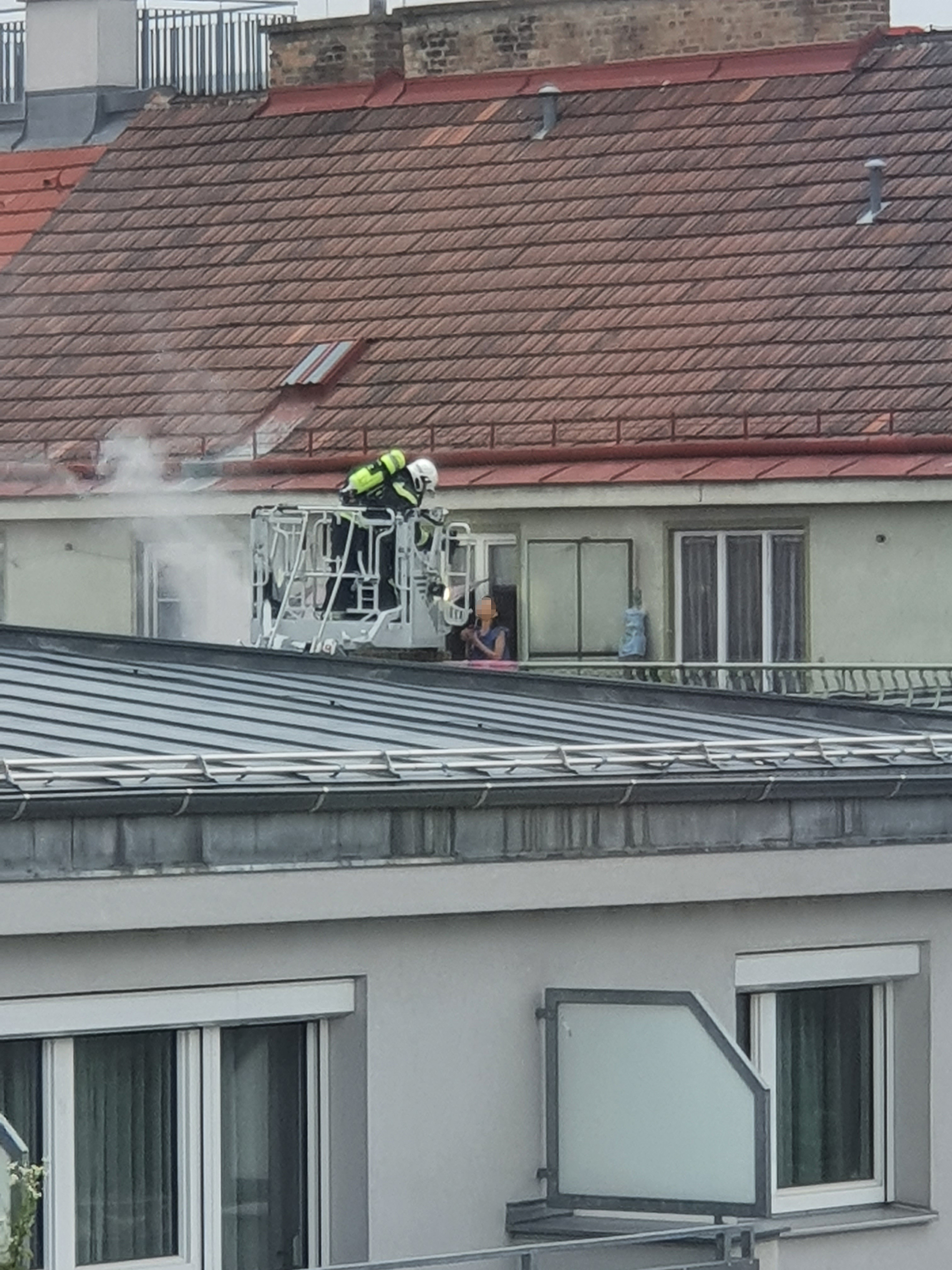 Die Frau wurde mit einer Drehleiter in Sicherheit gebracht.