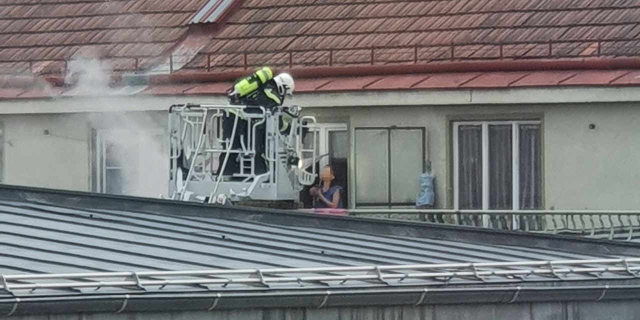 Feuerwehr rettet Frau von Terrasse bei Wohnungsbrand - Community | heute.at