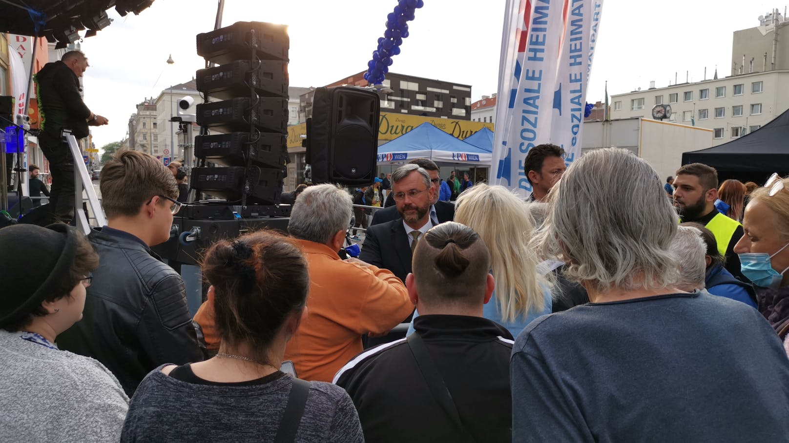 Vor Wiens FPÖ-Spitzenkandidaten Dominik Nepp und -Klubobmann Herbert Kickl sowie -Chef Norbert Hofer auf der Bühne sammelten sich mehrere Hundert Teilnehmer ...