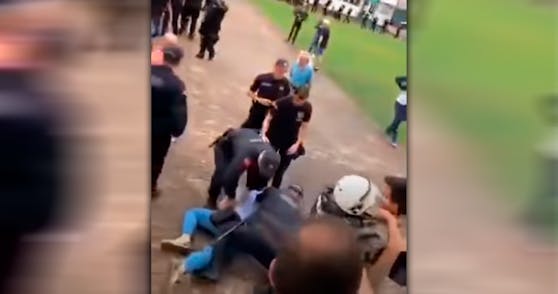 Die Polizei griff die Politiker brutal an.