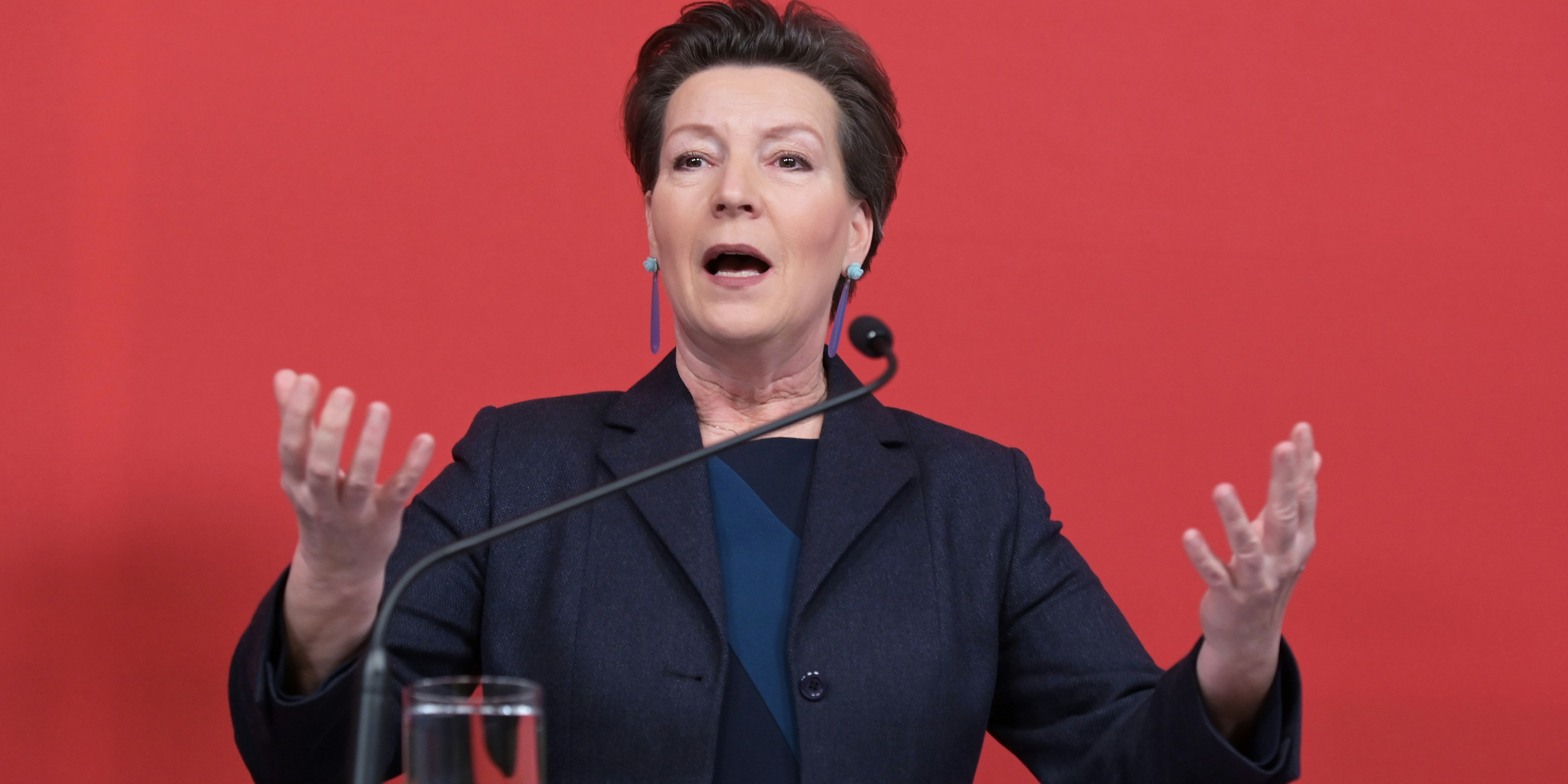 Heinisch-Hosek vermisst die&nbsp;Beschäftigungsprogramme für Frauen und für junge Menschen