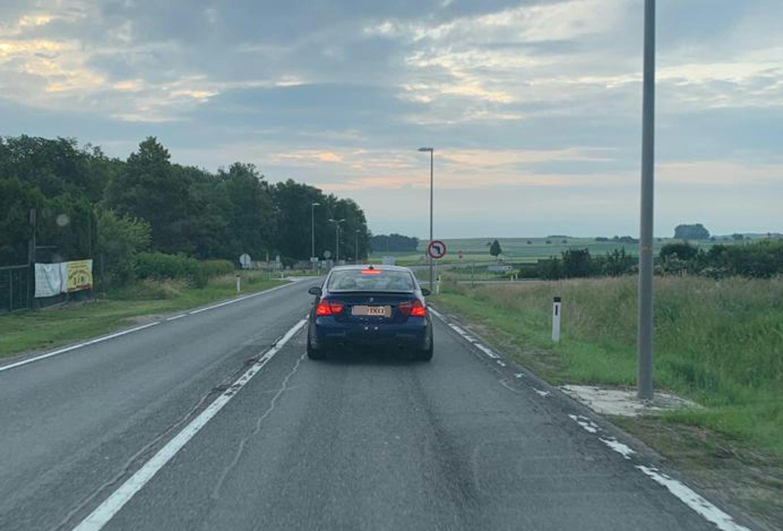 Der BMW mit dem Porno-Kennzeichen überholte auf der B4 nach Wien mit knapp 200 km/h.