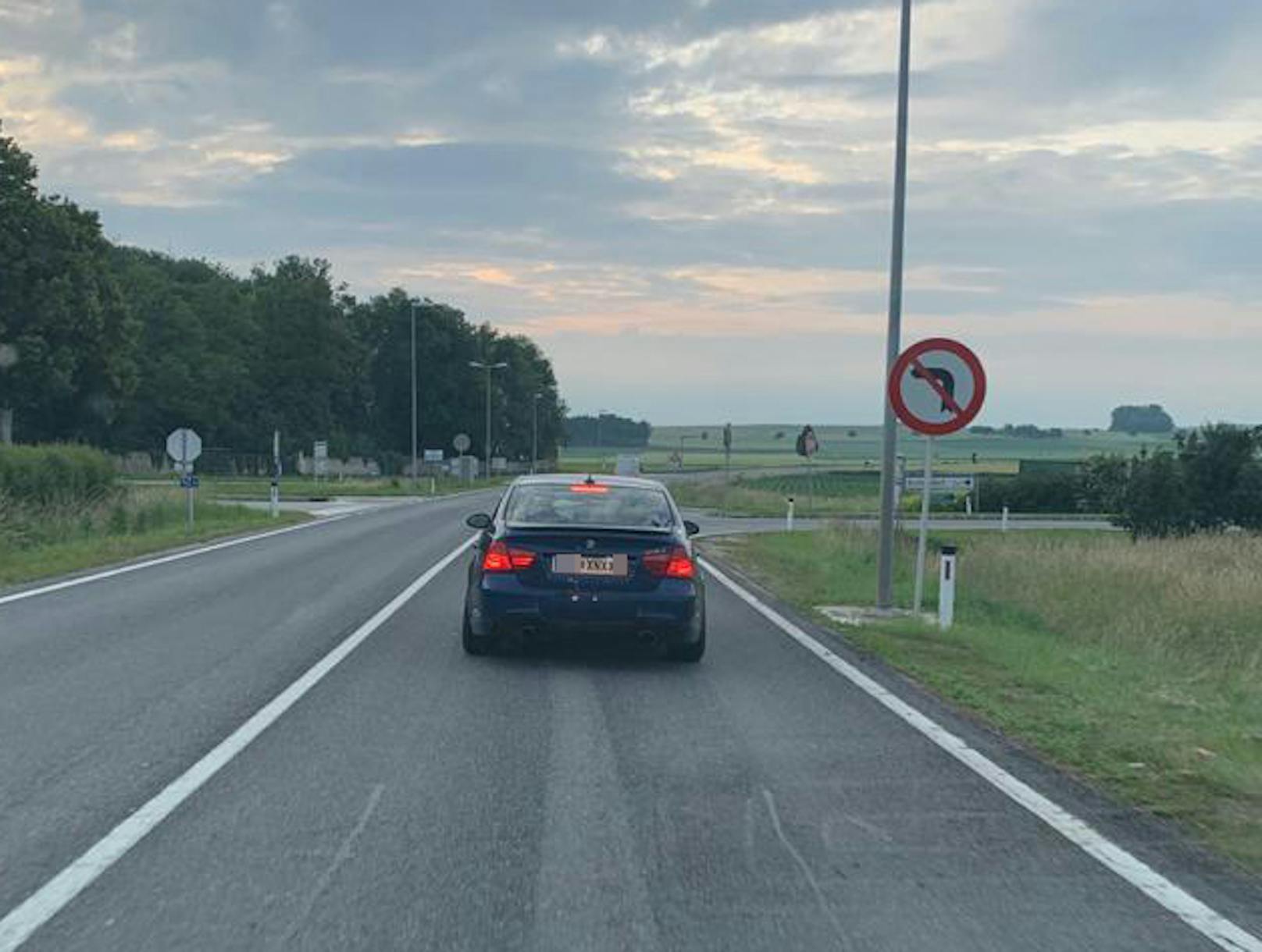 Der BMW mit dem Porno-Kennzeichen überholte auf der B4 nach Wien mit knapp 200 km/h.