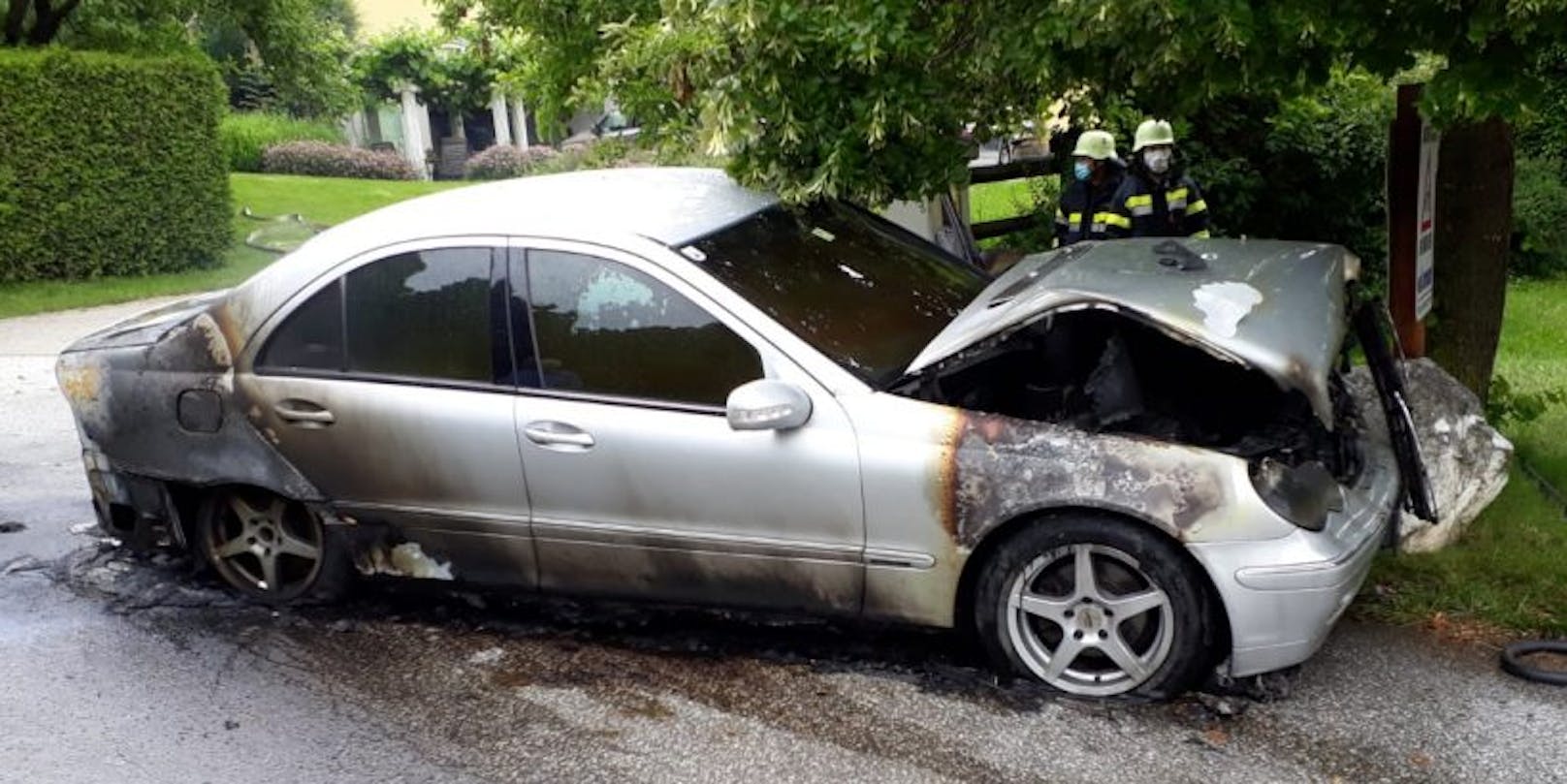 Wahrscheinlich aufgrund eines technischen Defektes im Motorbereich fing der Mercedes Feuer.