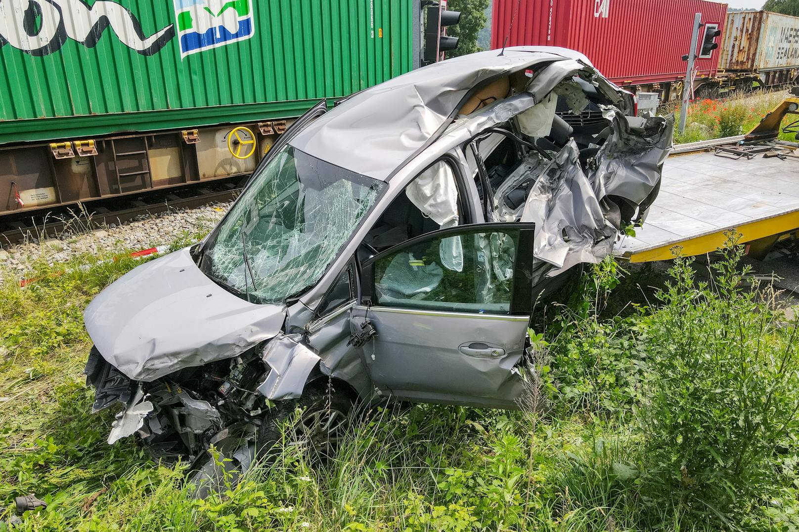 In der Gemeinde Steyregg wurde heute am Vormittag ein Auto von einem Güterzug erfasst.