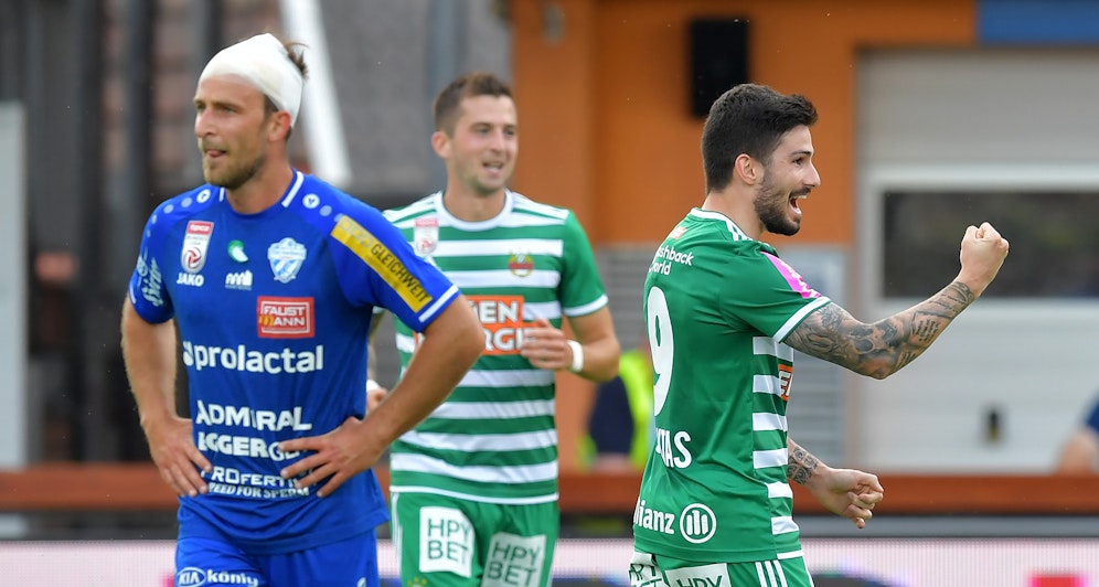 Fountas (r.) jubelt - dann muss er verletzt vom Platz