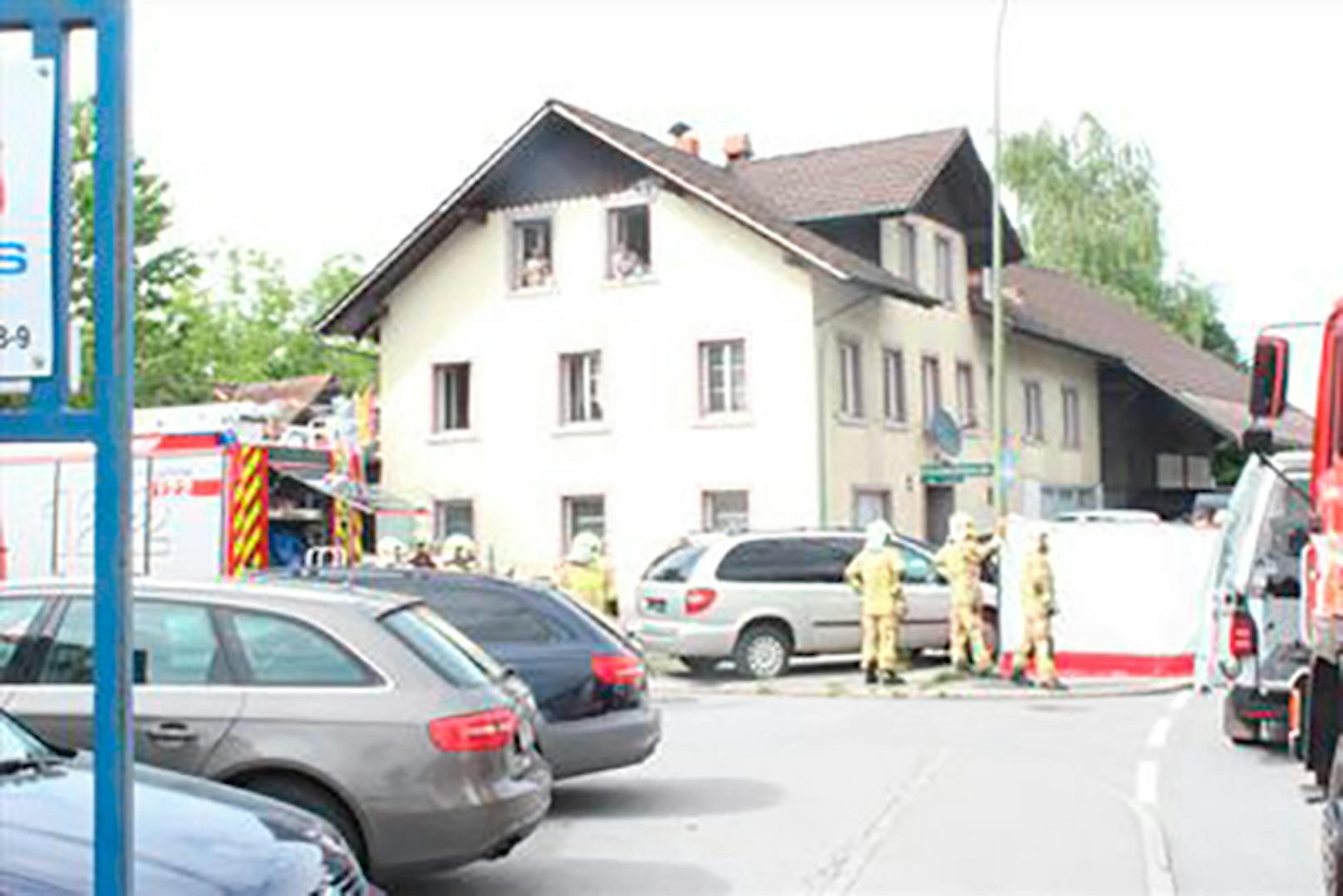 Die Freiwillige Feuerwehr Lustenau löschte das Feuer, während der Polizeibeamte den Dreijährigen reanimierte.