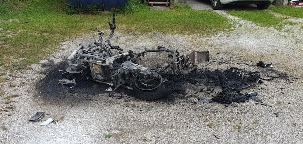 Das Moped brannte nach dem Unfall ab.