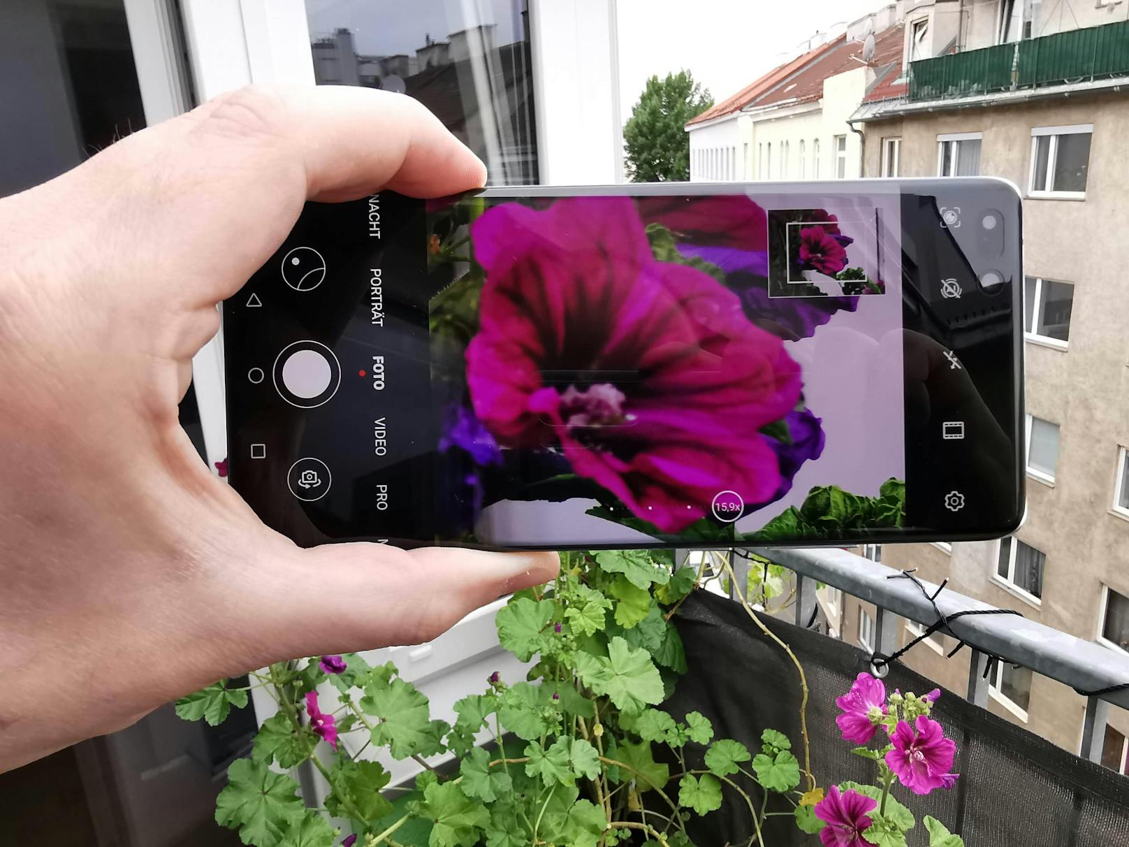 Vergrößert man über den Faktor 15, erscheint in der Kamera-App ein kleineres Fenster, das den Bildausschnitt in Originalgröße zeigt.