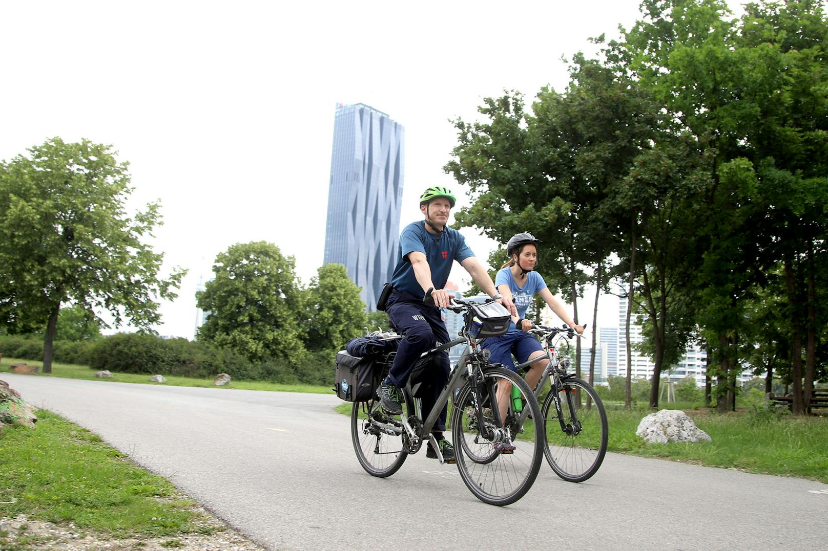 Noch bis September sind die zehn "Rettungsanker"-Teams (neun auf der Donauinsel, eines auf dem Donaukanal) als Zweierteam mit ihren Fahrrädern unterwegs.