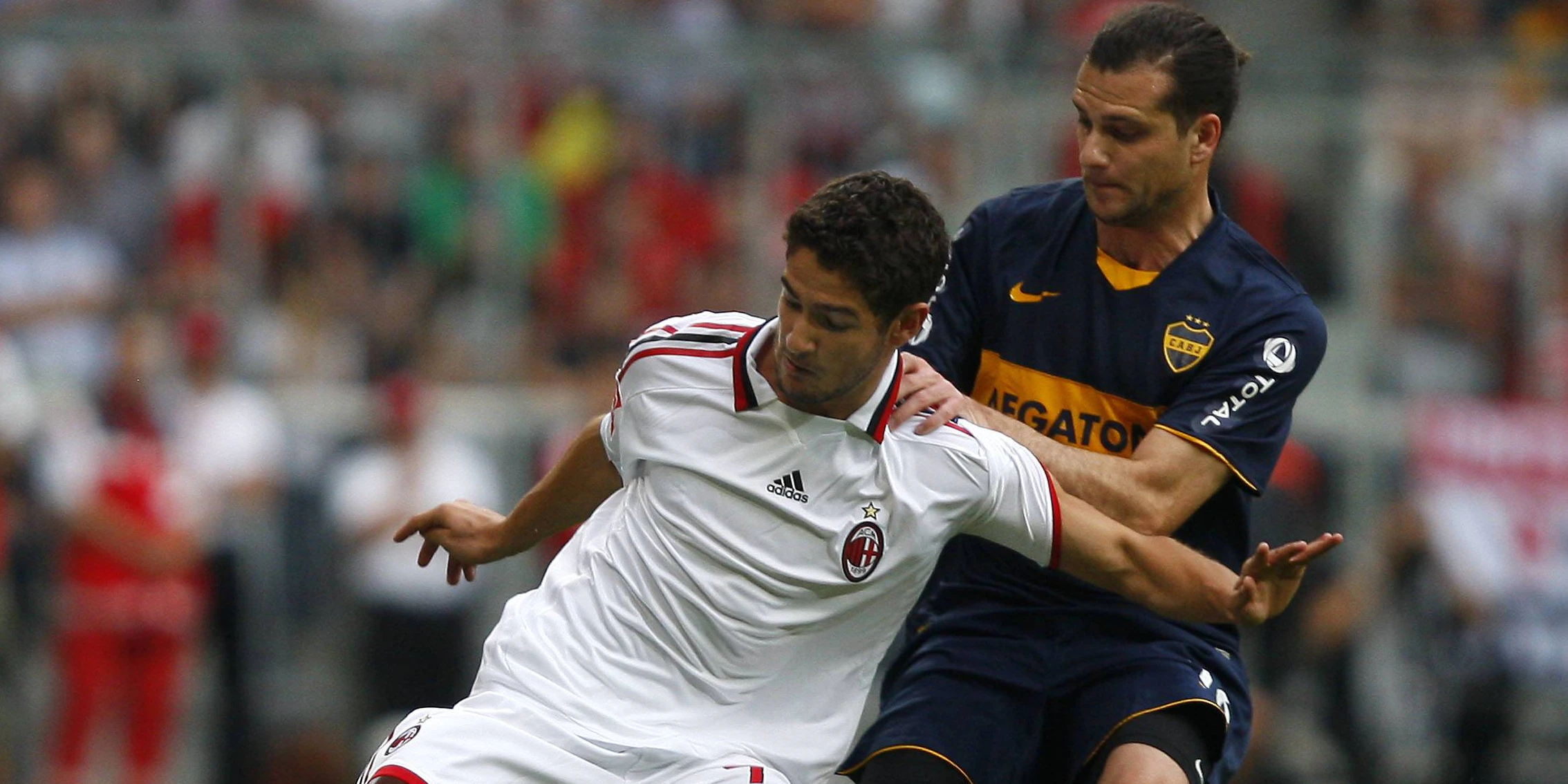 Guillermo Marino hier gegen Alex Pato vom AC Milan