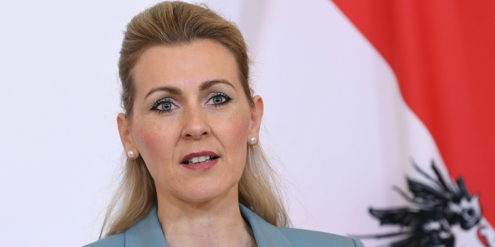 ÖVP-Arbeitsministerin Christine Aschbacher steht unter heftigem Beschuss der Opposition