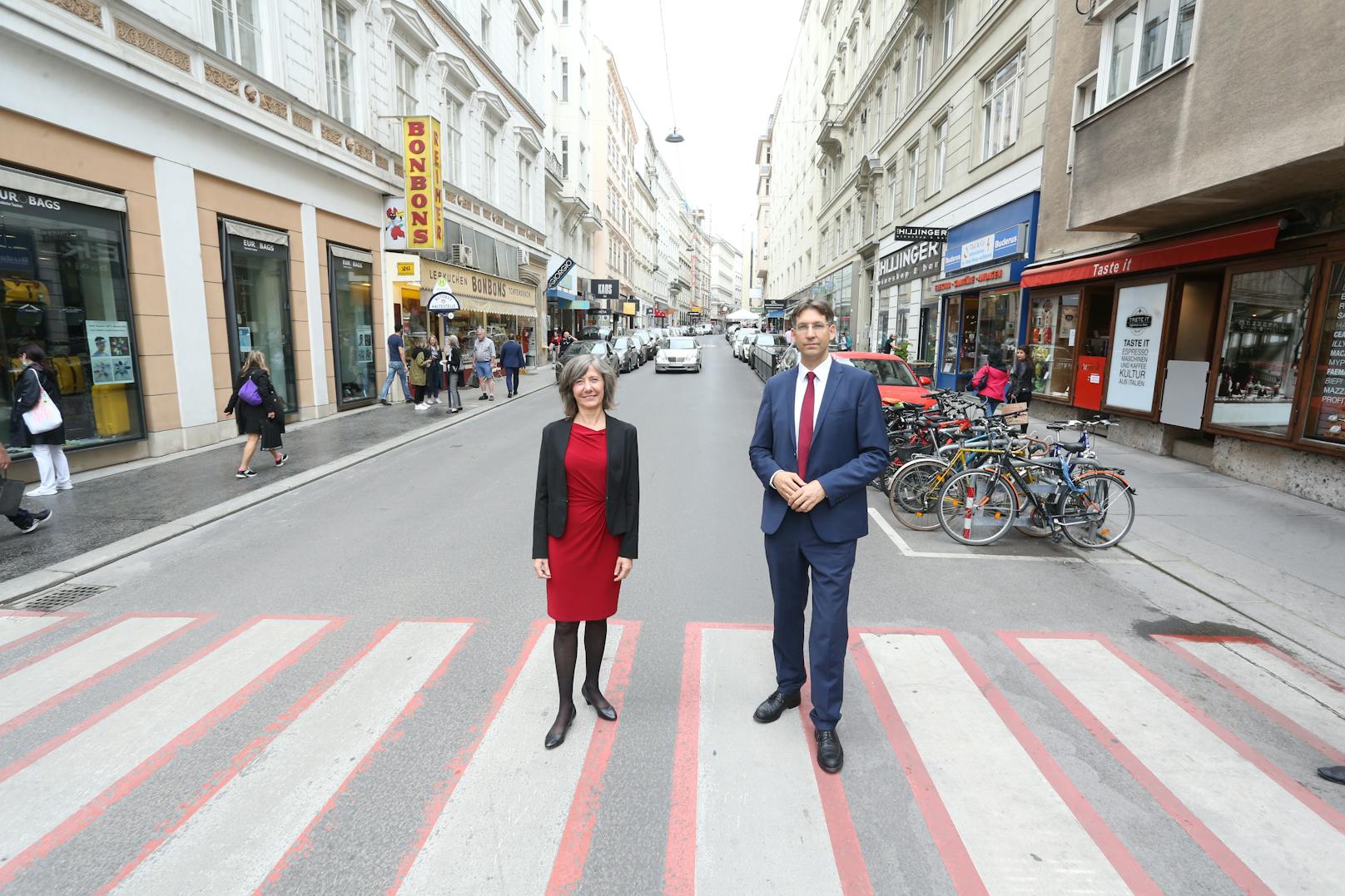 Verkehrsstadträtin Birgit Hebein (Grüne) und City-Bezirkschef Markus Figl (ÖVP) präsentierten am Mittwoch die autofreie City. 