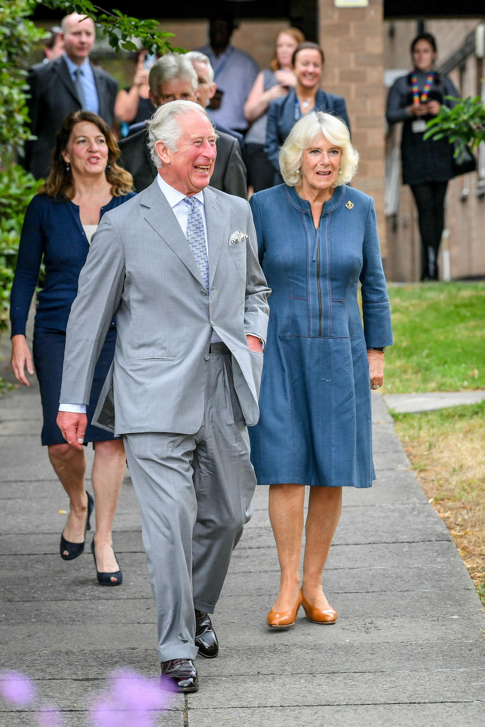 Mit seiner Frau, <strong>Herzogin Camilla</strong> (re.), besuchte er ein Krankenhaus im Südwesten Englands.