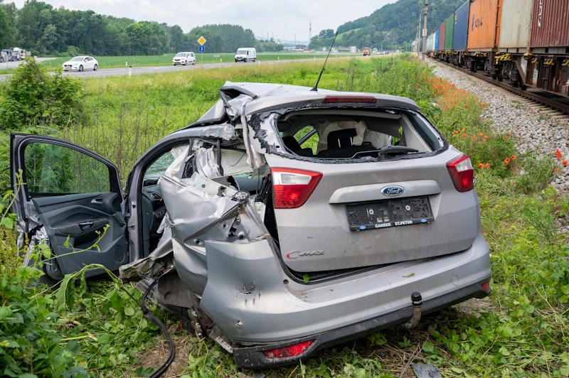 Das Auto blieb nach dem Zusammenprall neben den Gleisen liegen.