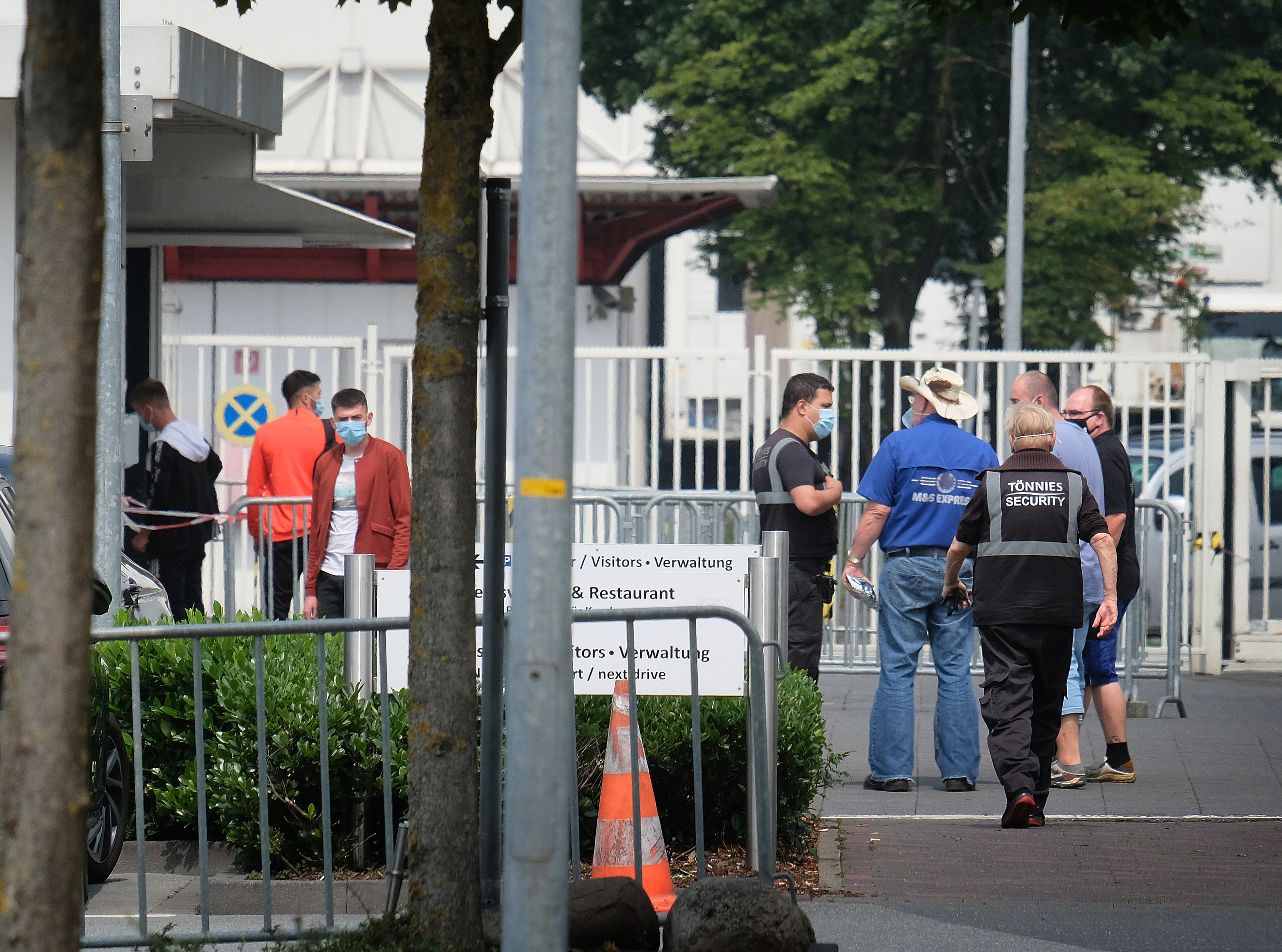 Im Schlachterei-Großbetrieb Tönnies in Nordrhein-Westfalen hat es einen Corona-Ausbruch gegeben. Die Fleischproduktion in Deutschland bricht ein.