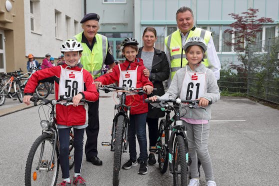 Louisa, Emanuel und Emilie haben sie bereits nachgeholt und auch bestanden: die Radfahrprüfung. Polizist Martin Broucek und Lehrerin Simone Cembran sowie LR Günther Steinkellner freuen sich mit ihnen.