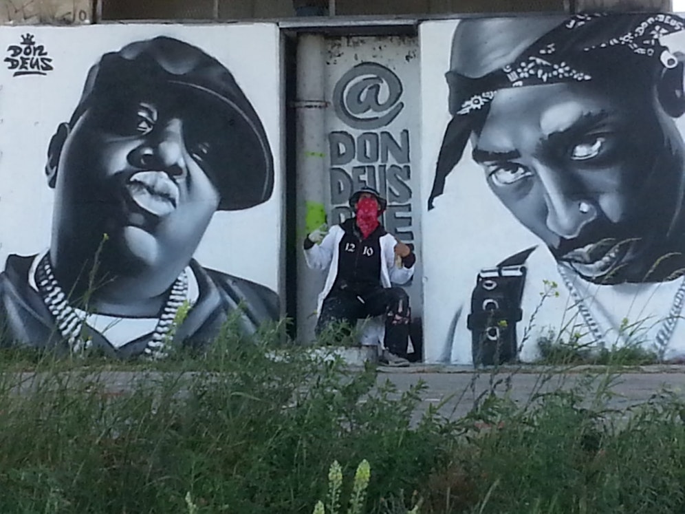 Zu sehen sind Notorious Big (links) und Tupac (rechts).