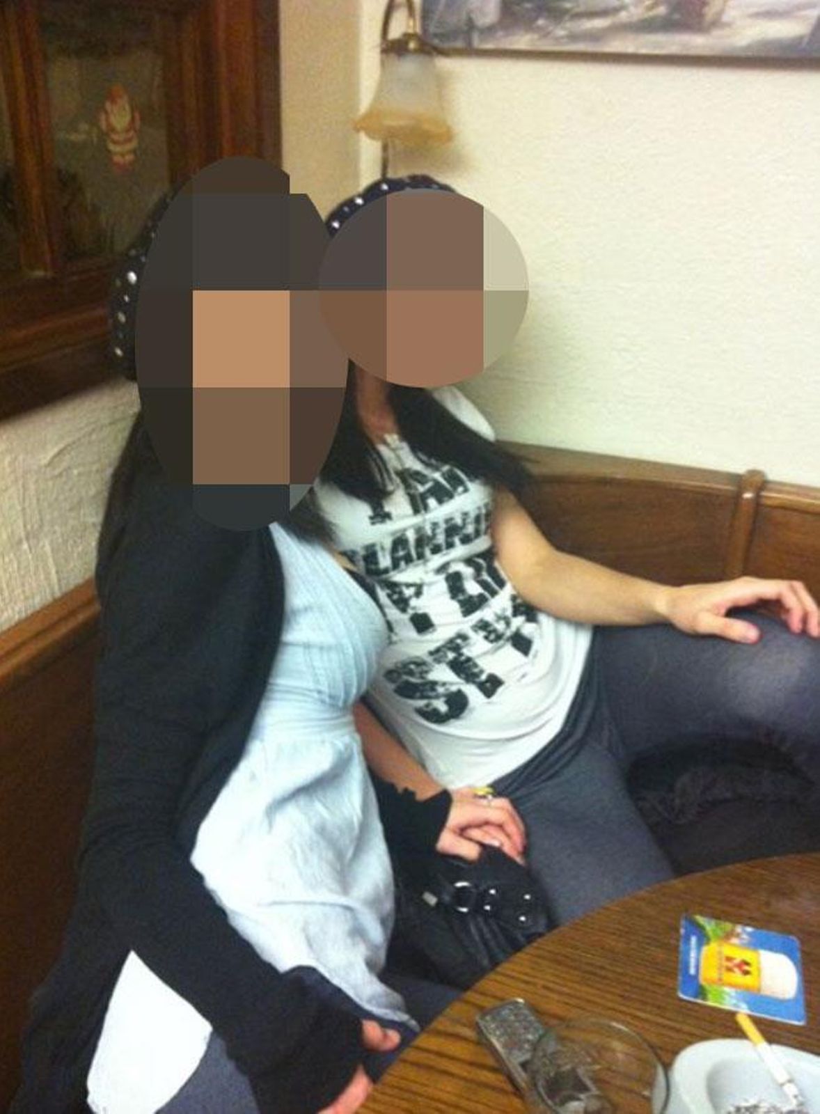 Die 25-jährige Hauptbeschuldigte (rechts) steht mit ihrer Schwester und zwei Freundinnen vor Gericht.