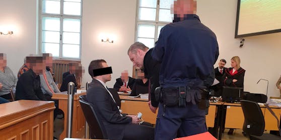 Angeklagter mit Verteidiger Arbacher-Stöger.