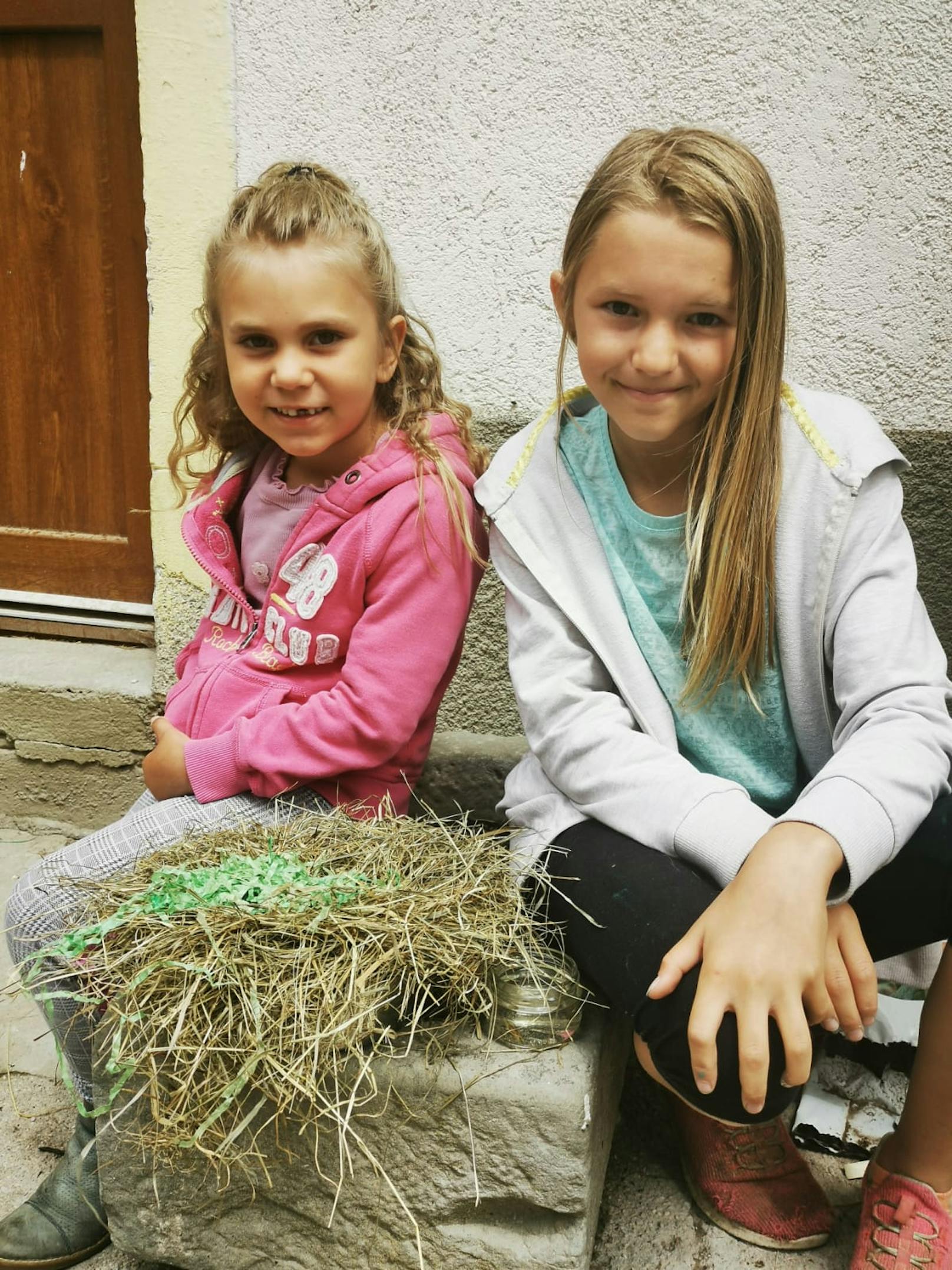 Amelie und Zoe fanden Fridolin auf einem Reiterhof in Ohlsdorf (Bez. Gmunden).
