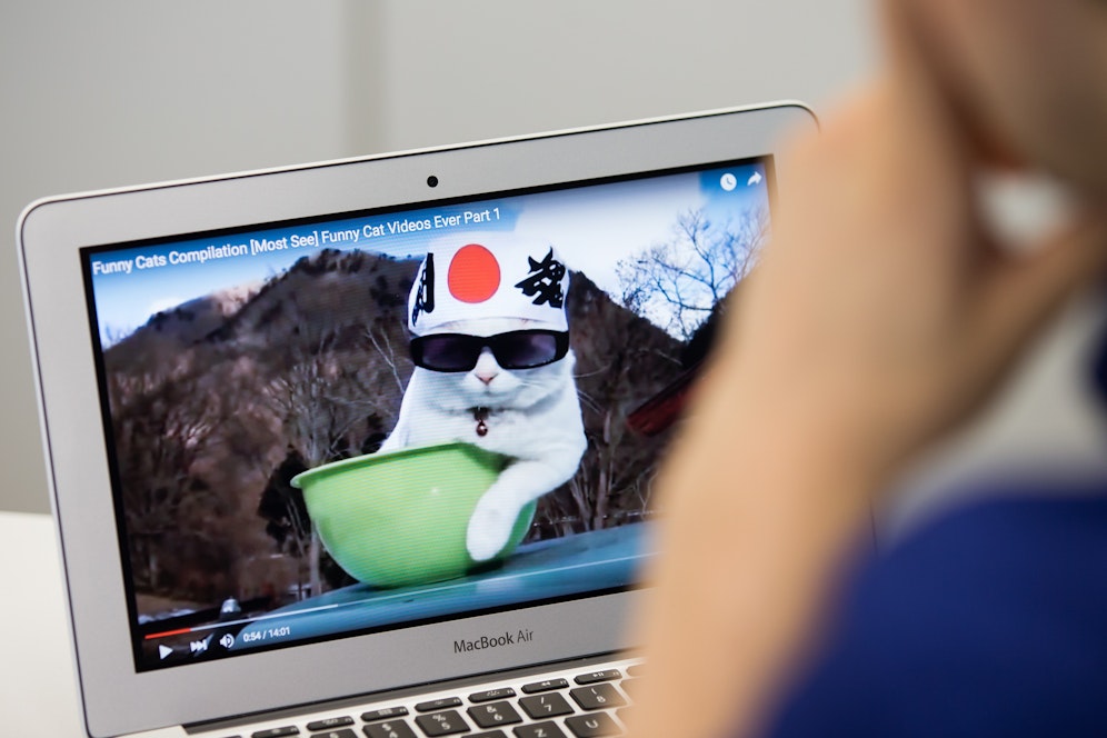 Die ständige Werbung auf YouTube nervt? Wir haben da einen Trick parat!