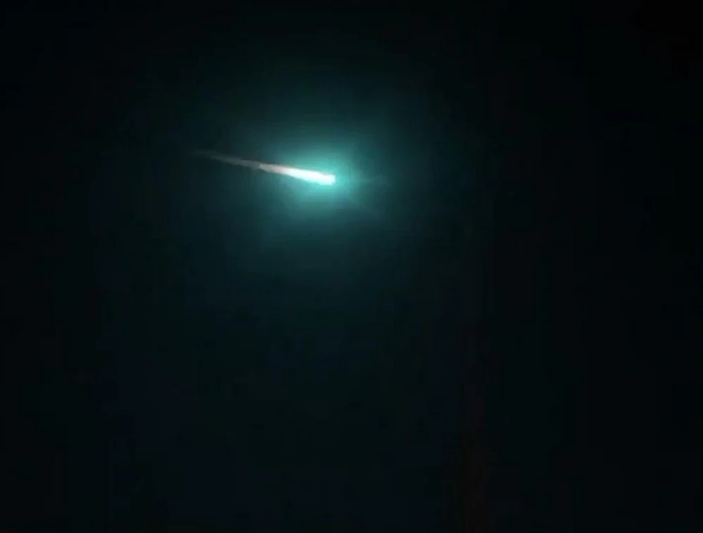 Ein mysteriöser blauer Feuerball gibt Forschern Rätsel auf. 