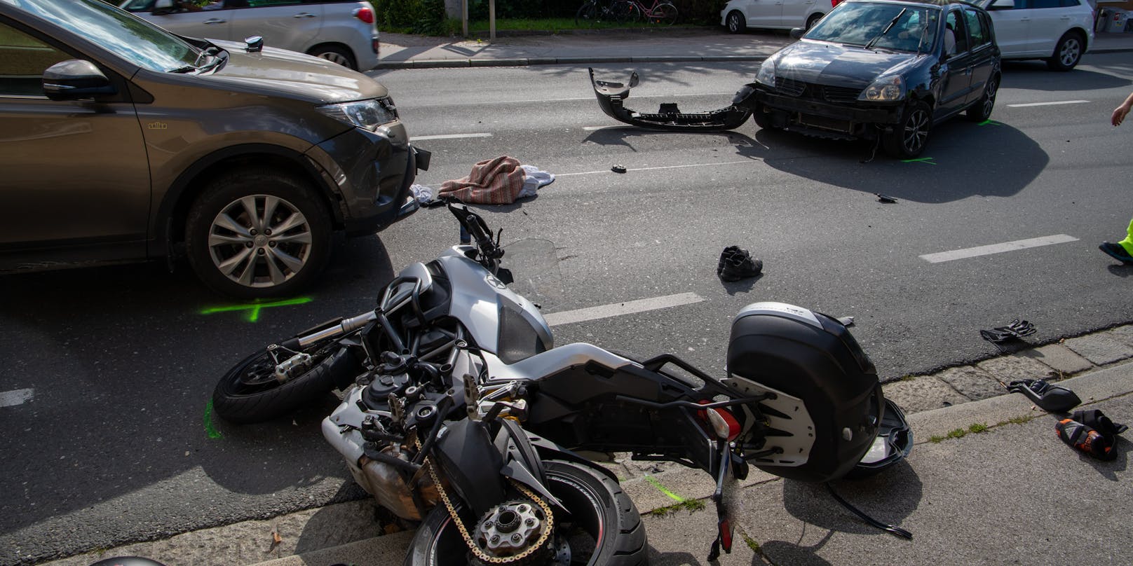 Der Motorradfahrer erlitt bei dem Crash schwere Verletzungen.