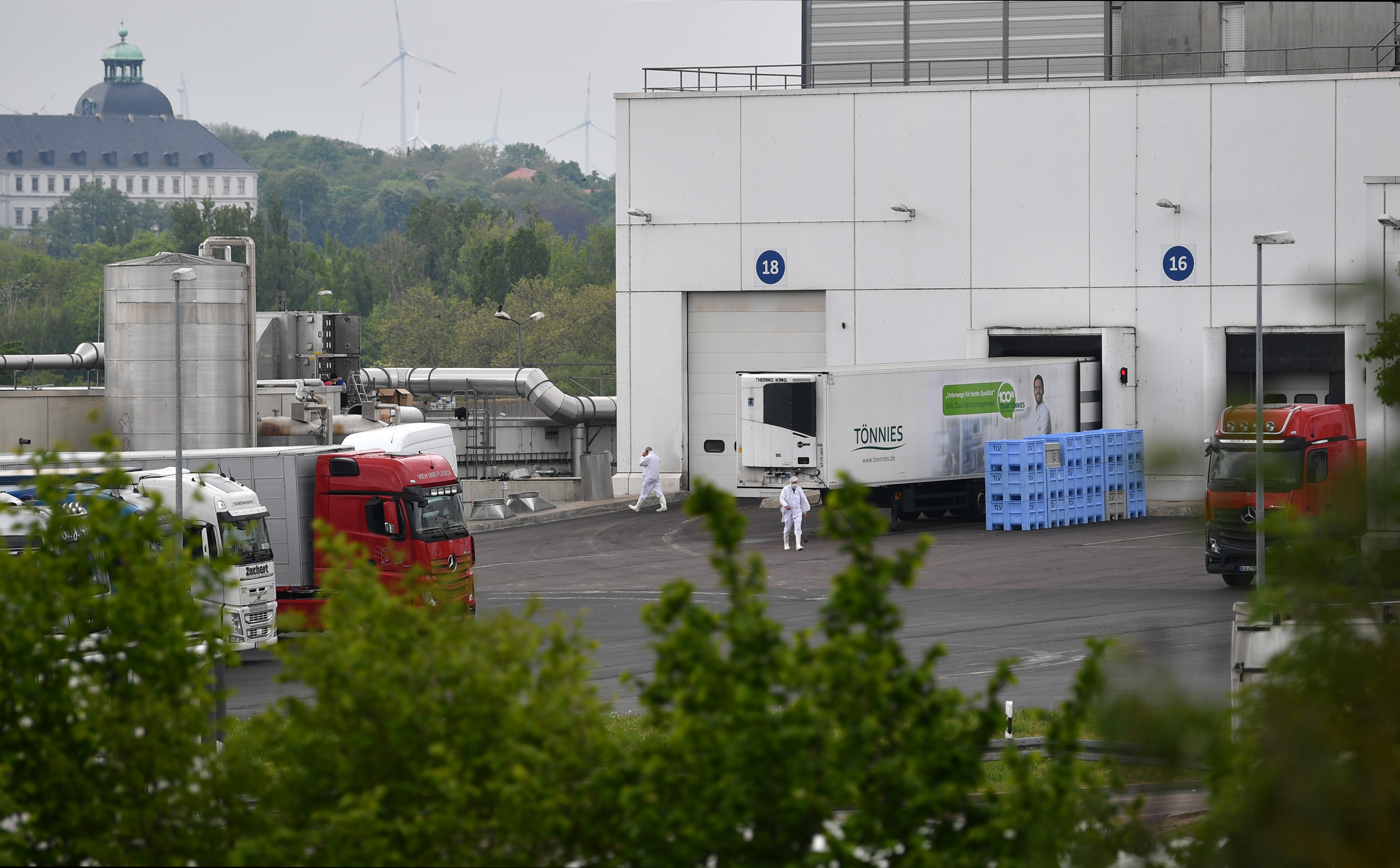 Im Schlachterei-Großbetrieb Tönnies in Nordrhein-Westfalen hat es einen Corona-Ausbruch gegeben. Die Fleischproduktion in Deutschland bricht ein.
