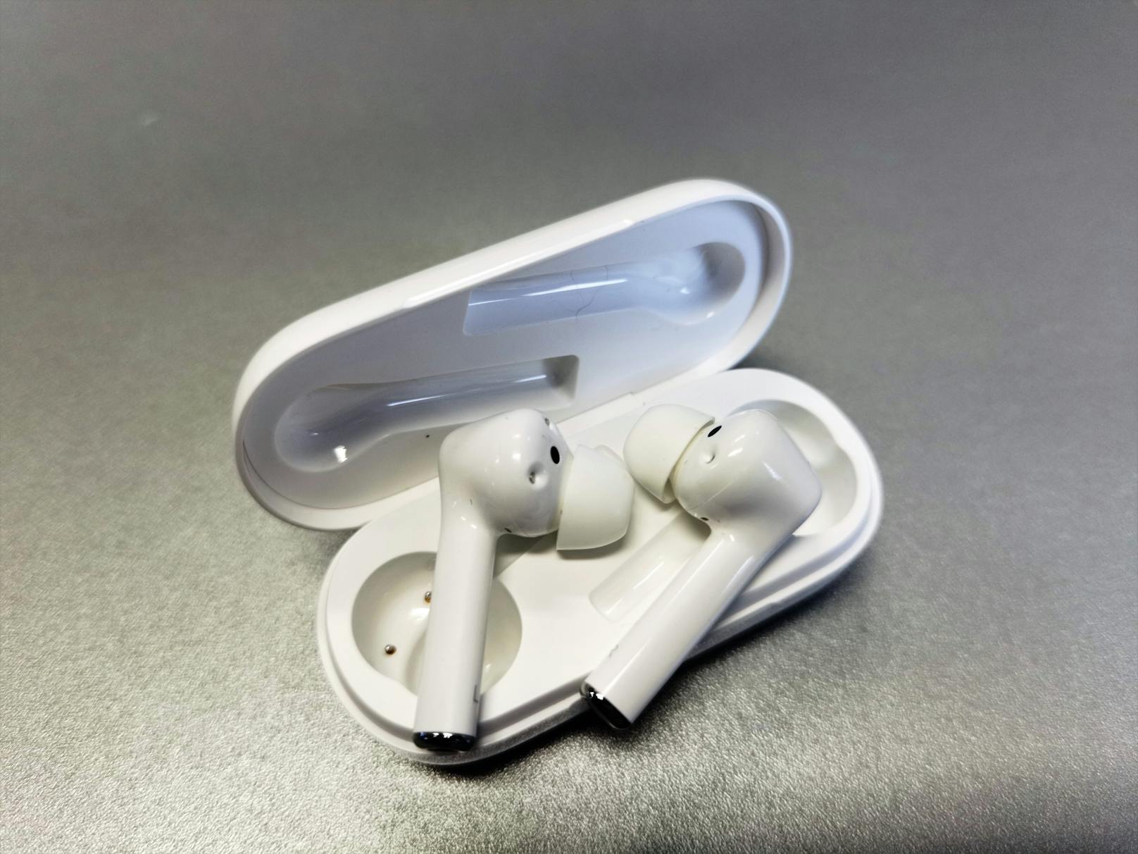 Weit übertrumpfen können die FreeBuds 3i die Vorgänger wiederum beim Tragekomfort. Durch die Silikon-Aufsätze halten die Bluetooth-Kopfhörer sehr sicher und fest im Ohr.
