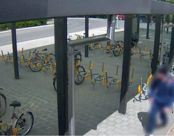 Der Verdächtige am Bahnhof.