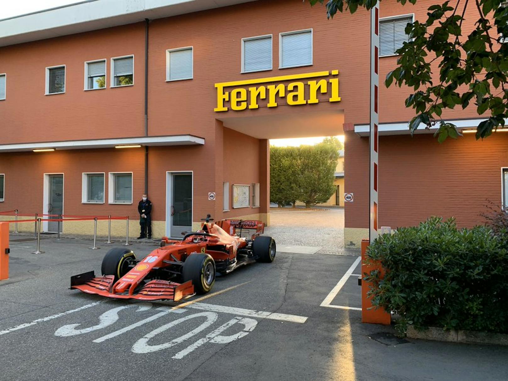 Charles Leclerc fährt durch das Ferrari-Haupttor.