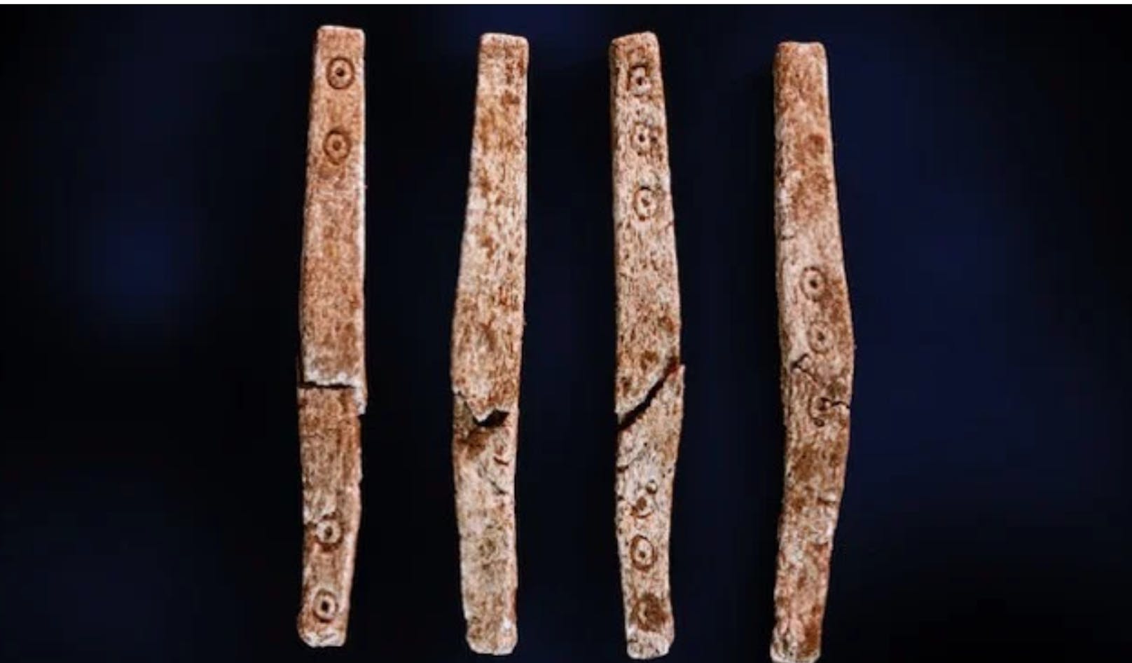 Das Brettspiel aus der römischen Eisenzeit wurden mit länglichen Würfeln aus Menschen-Knochen und 18 Spielfiguren in Kreis-Form gespielt.
