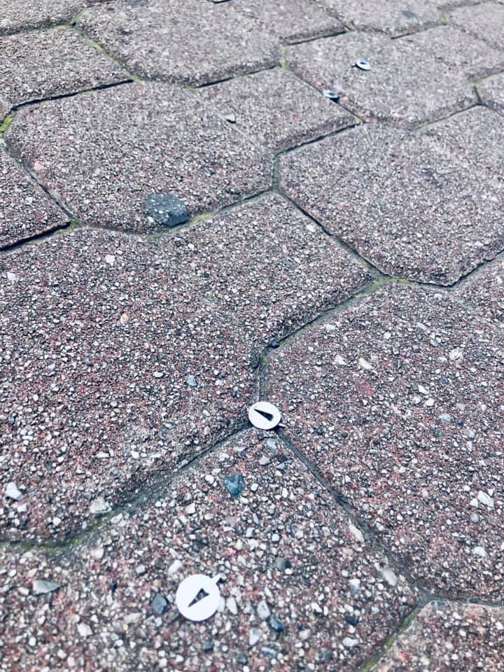 Auf dem Radweg in der Operngasse in der Wiener Innenstadt streuten Radhasser Reißnägel.