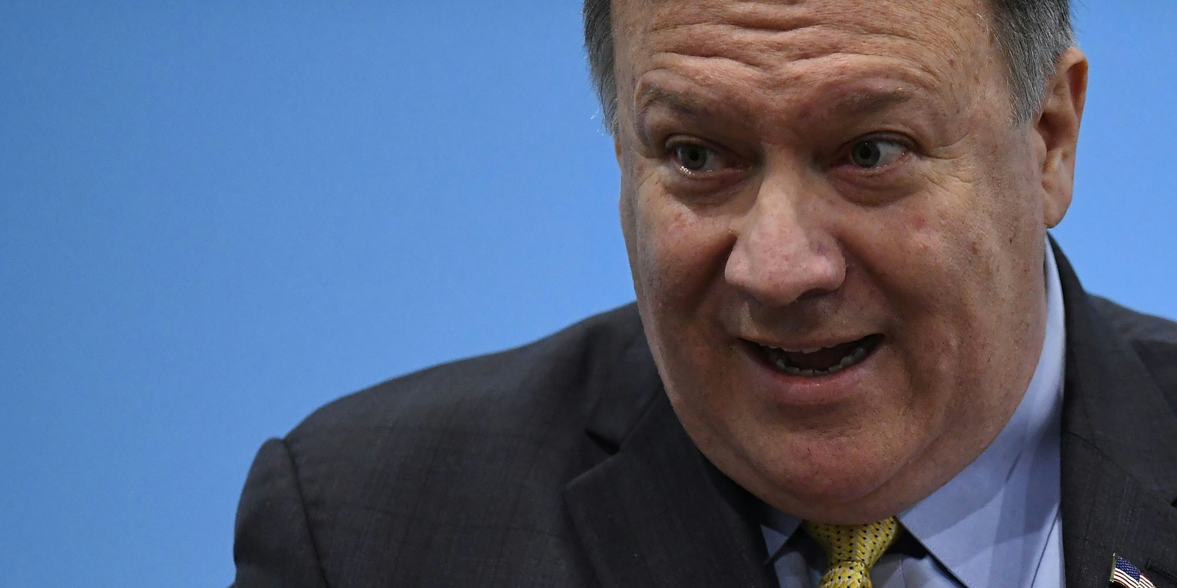 "Der redet so viel Scheiße", soll US-Außenminister Mike Pompeo beim 51. ASEAN-Gipfeltreffen 2018 in Singapur über Trump geschrieben haben.