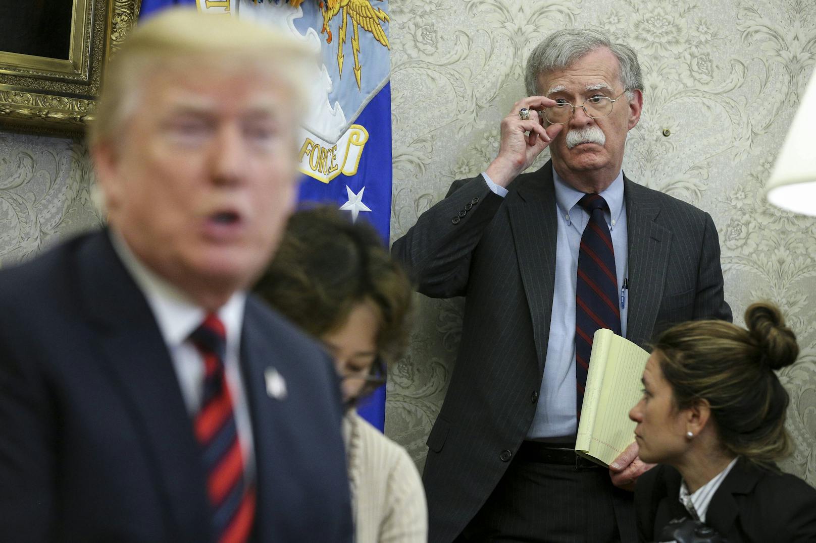 US-Präsident Trump hat eine Klage gegen das Enthüllungsbuch von Ex-Sicherheitsberater John Bolton (hinten rechts) eingebracht.