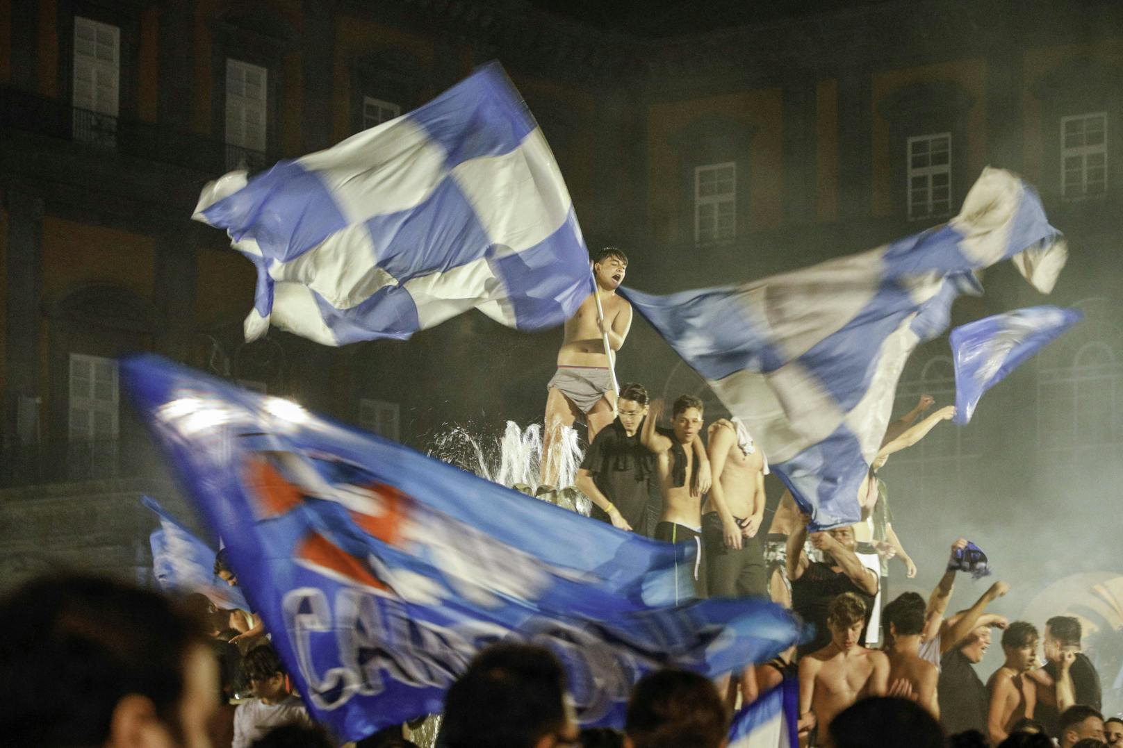 Fans feiern den Cupsieg in Neapel.