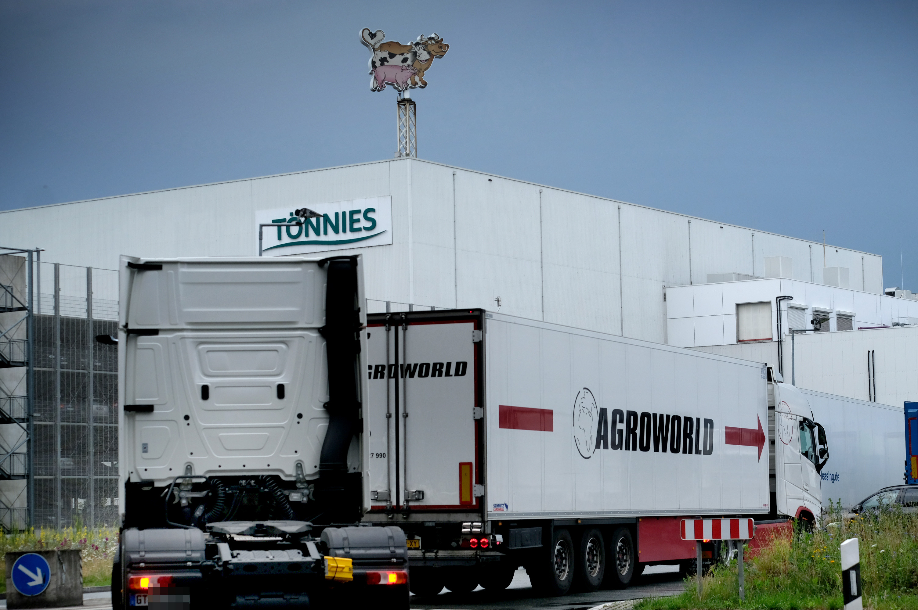 Im Schlachterei-Großbetrieb Tönnies in Nordrhein-Westfalen hat es einen Corona-Ausbruch gegeben. Die Fleischproduktion in Deutschland bricht ein.