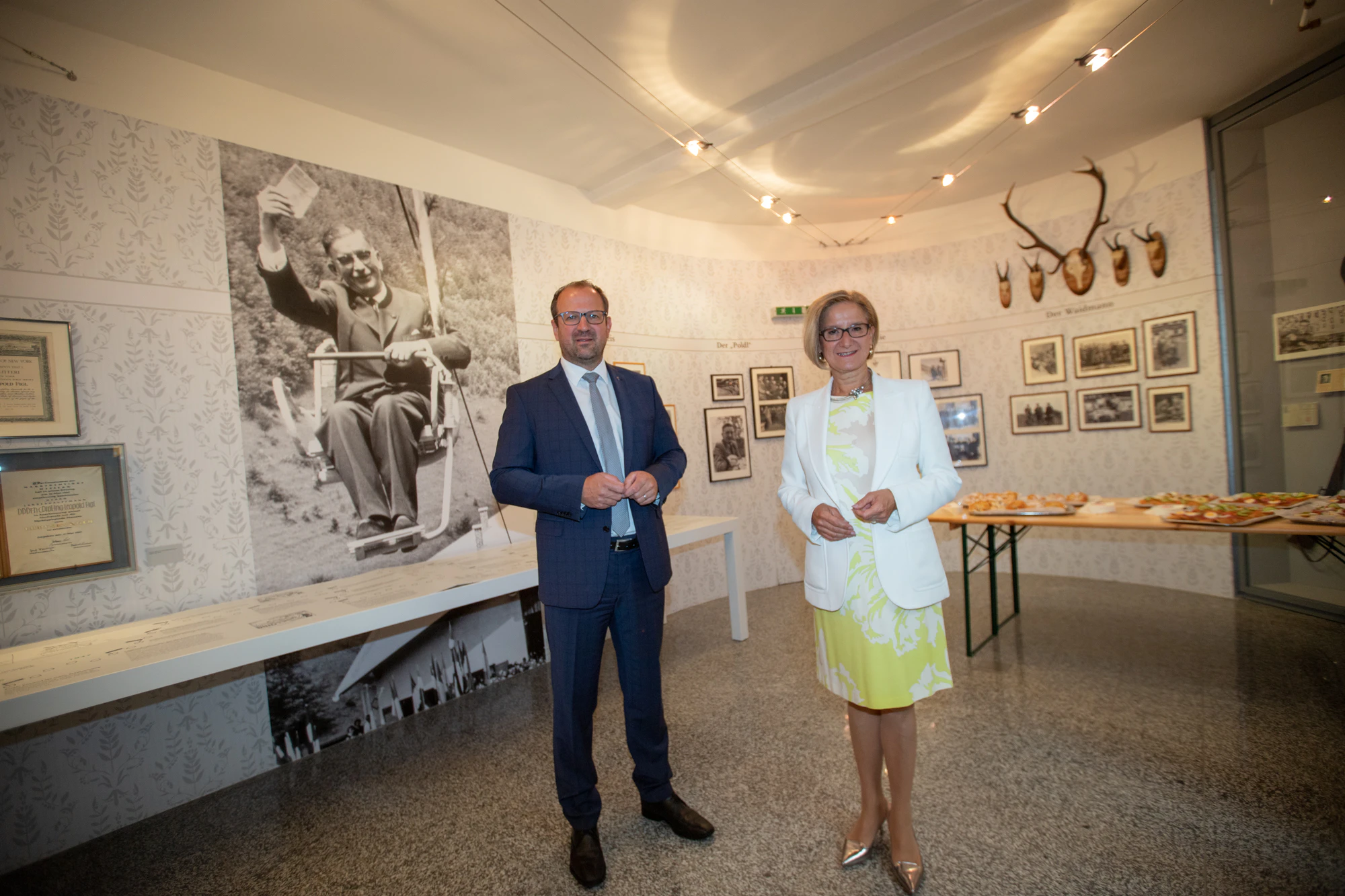 Ebner un Mikl-Leitner im Museum