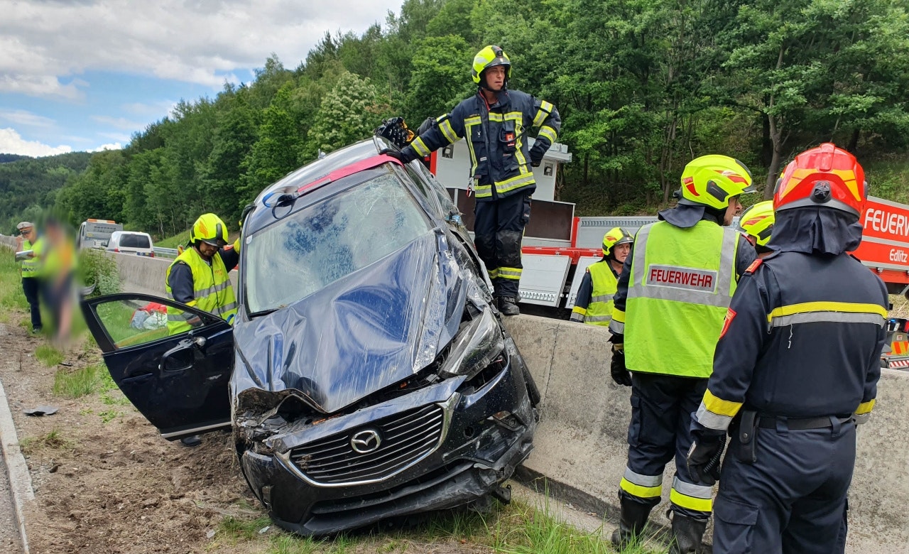 Schwerer Unfall auf der A2: Pkw flogen über Gegenverkehrsspur  heute 