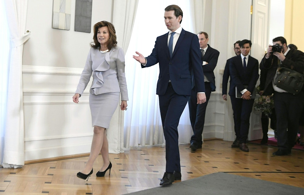 Brigitte Bierlein und Sebastian Kurz bei der Amtsübergabe.