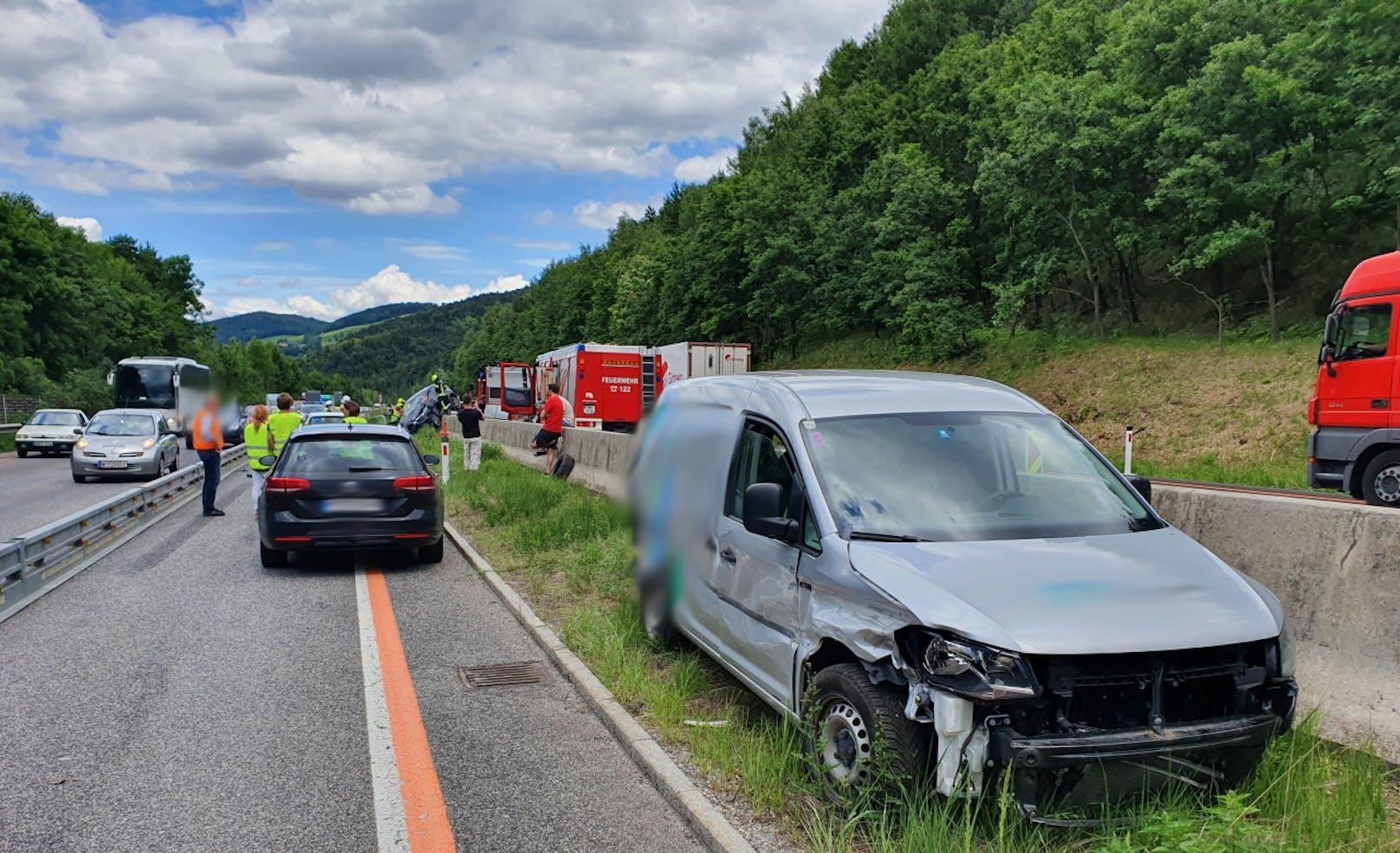 Zu einem schweren Verkehrsunfall ist es am Freitag auf der A2 im Baustellenbereich bei Edlitz gekommen.